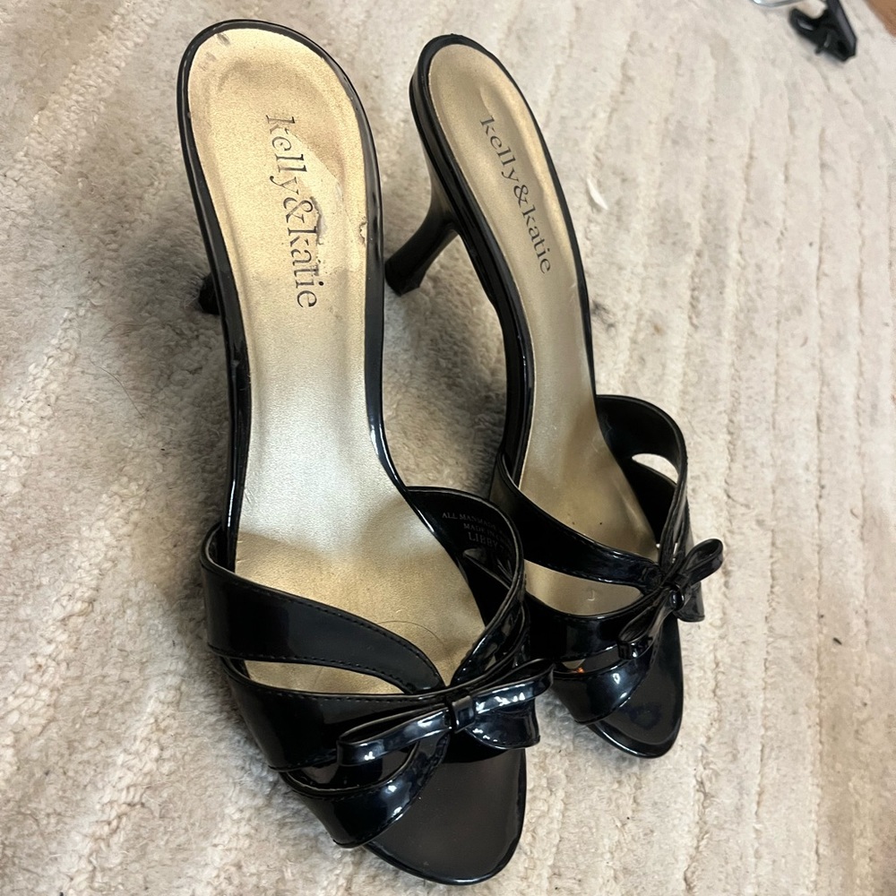 Kelly & katie adorable vintage black kitten heels with bow
Size 7 1/2